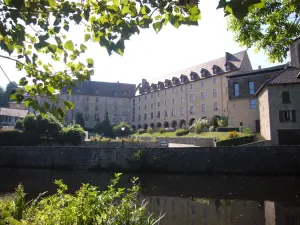 La mairie d’Eymoutiers au bord de la Vienne, photographie d’archive de 2008.