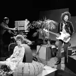 Jimi Hendrix avec sa guitare sur un plateau de télévision néerlandais en 1967.