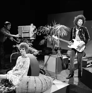 Jimi Hendrix avec sa guitare sur un plateau de télévision néerlandais en 1967.