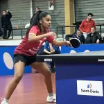 Prithika Pavade joue au tennis de table en maillot rouge