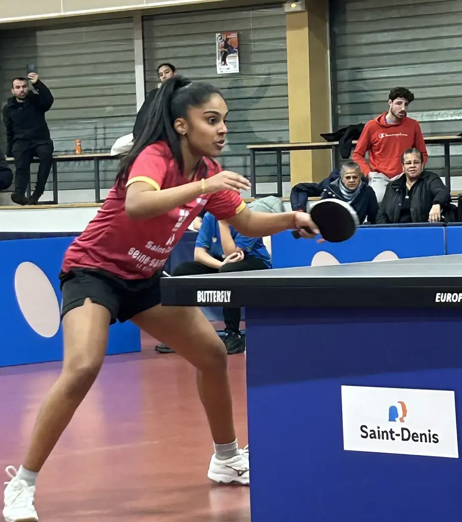 Prithika Pavade joue au tennis de table en maillot rouge