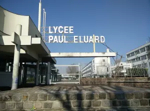 Entrée du lycée Paul-Éluard à Saint-Denis