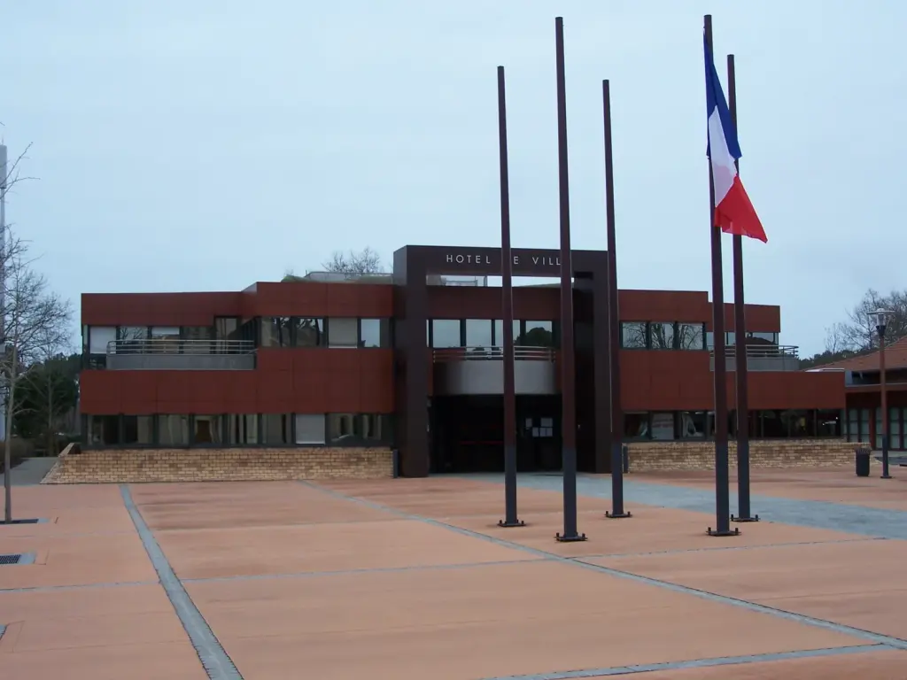 Façade de la mairie de Lège-Cap-Ferret, photographie d’archive de 2009
