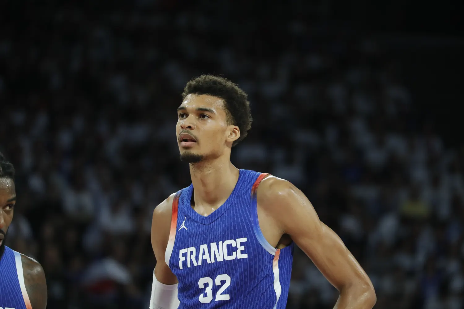 Wembanyama et les Spurs dominent Sacramento pour leur première victoire à domicile 1 Victor Wembanyama avec l’équipe de France en juillet 2024