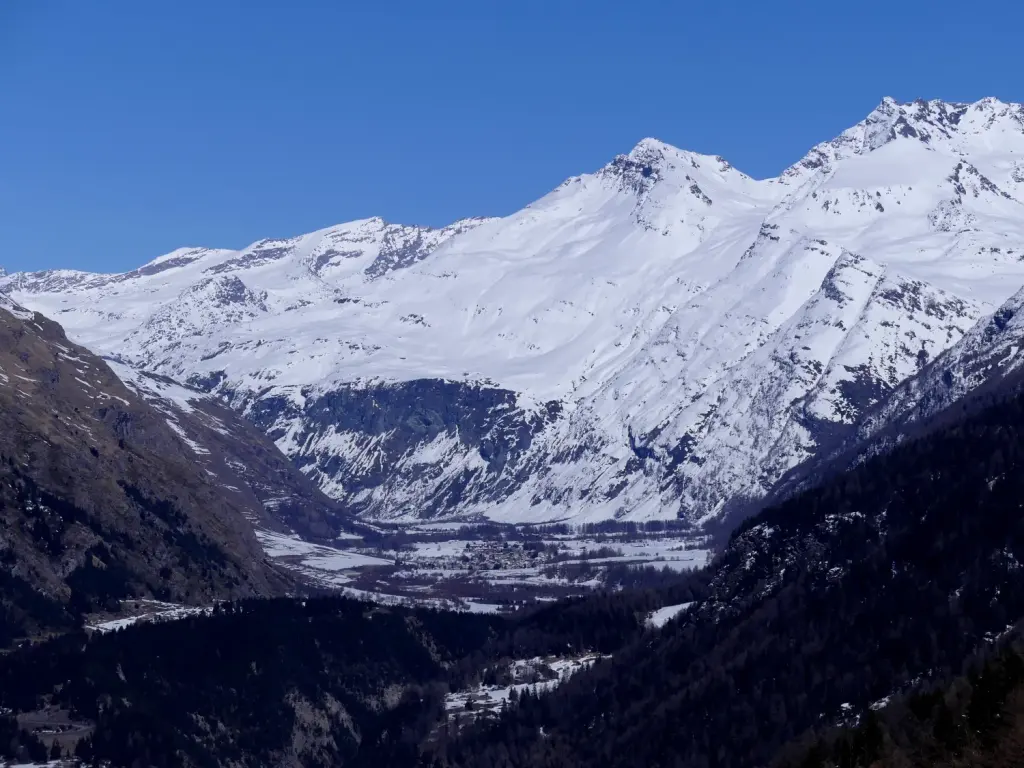 La vallée enneigée en direction de Bessans et de la Pointe d’Andagne en mars 2025