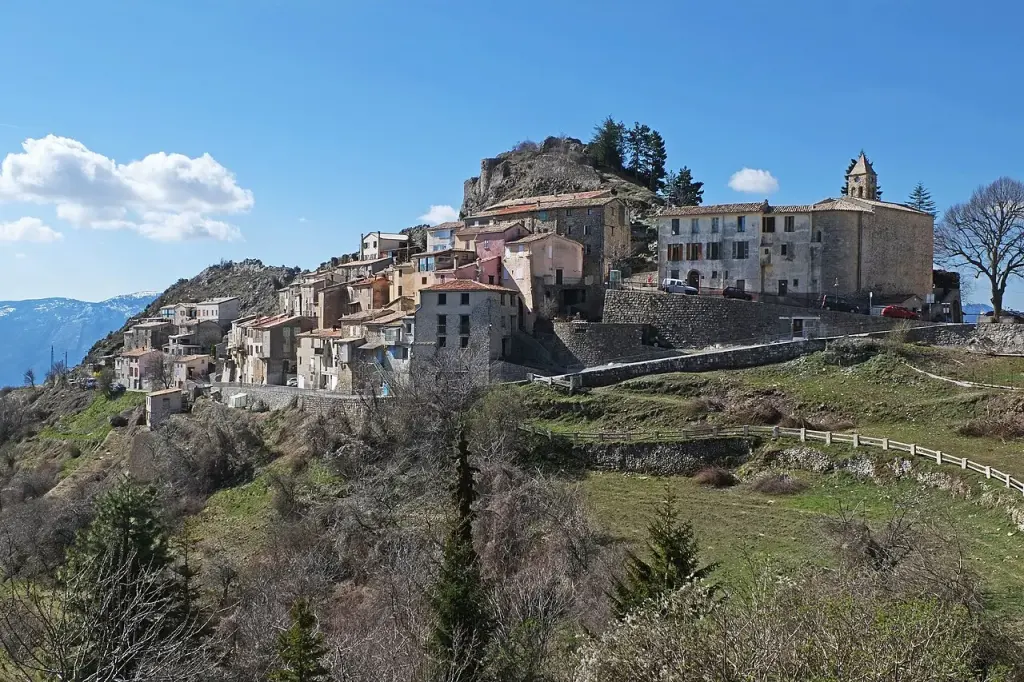Vue générale du village d’Ascros dans les Alpes-Maritimes