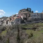 Vue générale du village d’Ascros dans les Alpes-Maritimes