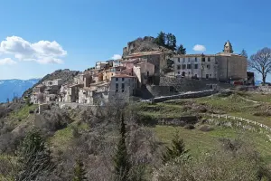 Vue générale du village d’Ascros dans les Alpes-Maritimes