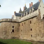 Le château des ducs de Bretagne à Nantes vu depuis les douves