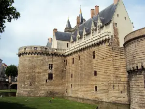 Le château des ducs de Bretagne à Nantes vu depuis les douves