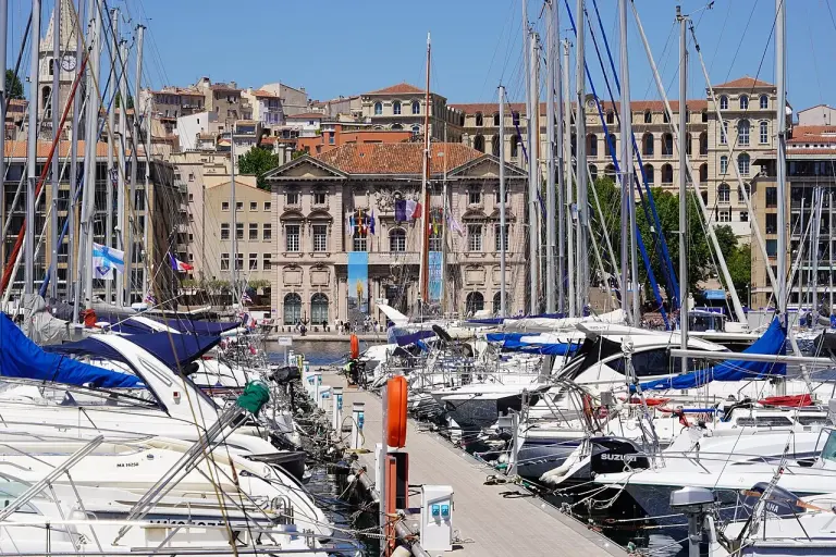 L’Hôtel de Ville de Marseille au bord du Vieux-Port