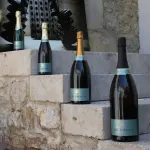Plusieurs formats de bouteilles de champagne alignés du plus petit au jéroboam