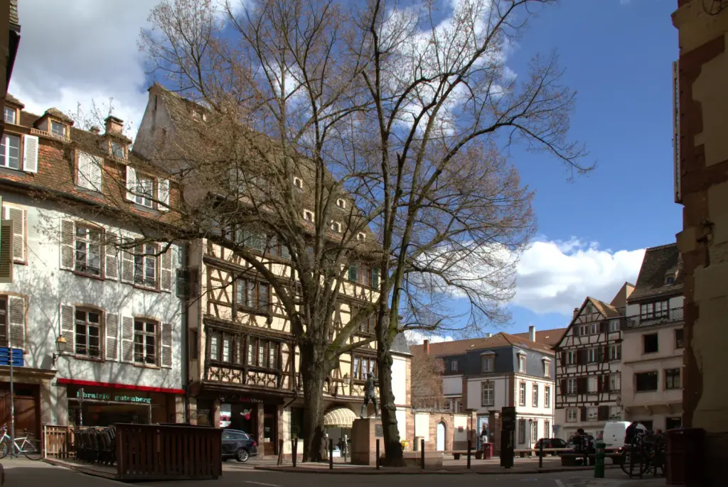 Vue d’archive de la place Saint-Étienne à Strasbourg en avril 2013