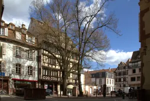 Vue d’archive de la place Saint-Étienne à Strasbourg en avril 2013