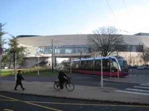 Façade de l’Auditorium de Dijon derrière les voies du tramway