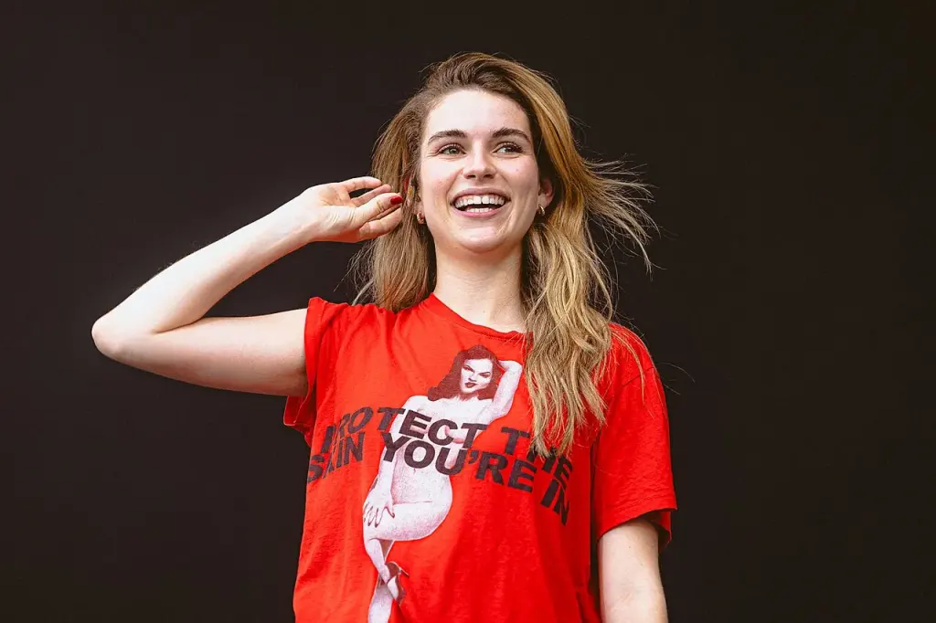 Adèle Castillon sur scène au Paléo Festival en juillet 2026