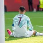 Cristiano Ronaldo assis sur la pelouse, vu de dos en tenue blanche et verte du Portugal (archive du 2 juillet 2026)