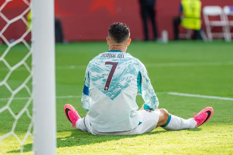 Cristiano Ronaldo assis sur la pelouse, vu de dos en tenue blanche et verte du Portugal (archive du 2 juillet 2026)