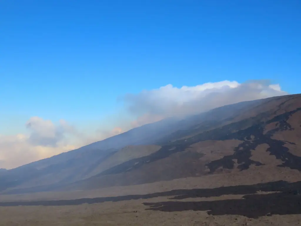 Le Piton de la Fournaise en éruption vu depuis le rempart de Bellecombe en février 2026