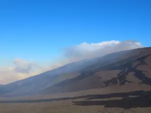 Le Piton de la Fournaise en éruption vu depuis le rempart de Bellecombe en février 2026