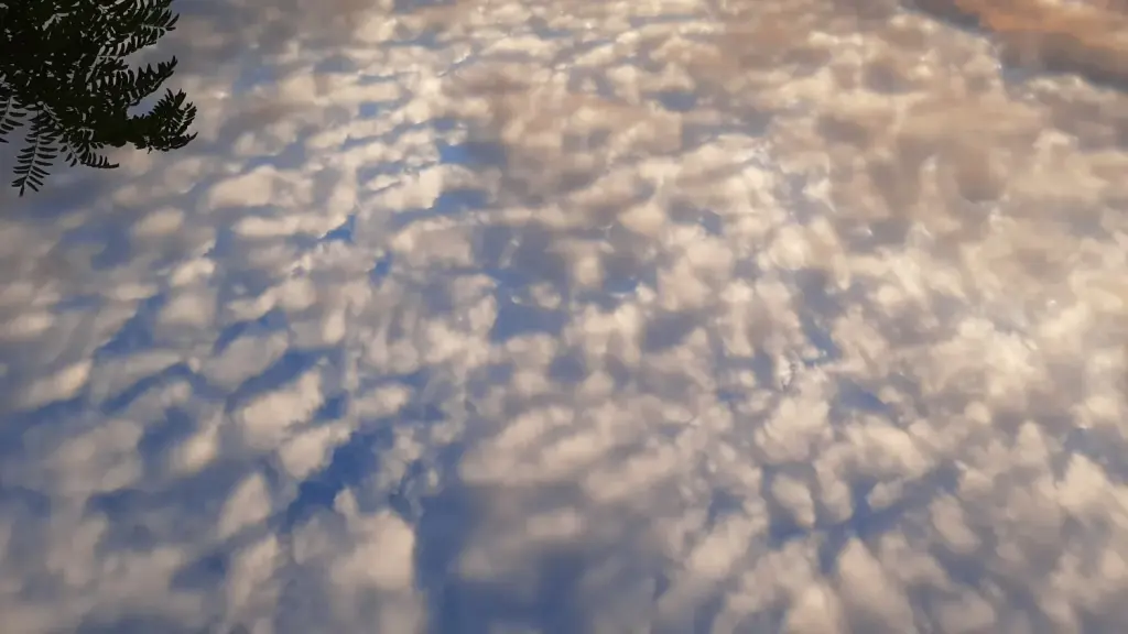 Nuages sombres dans le ciel de l’Hérault, photographie d’archive
