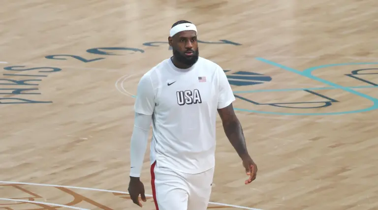 LeBron James en action avec l’équipe des États-Unis aux Jeux olympiques de Paris 2024