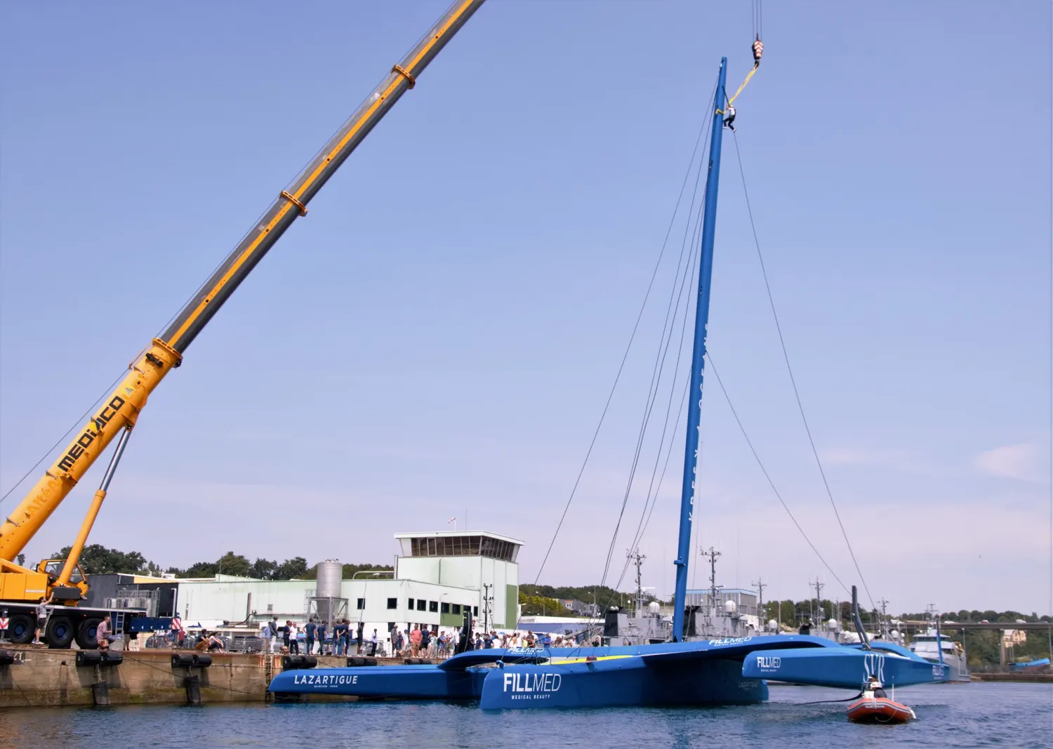 Le trimaran SVR-Lazartigue à Concarneau en juillet 2021