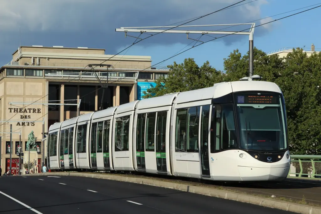 Rame du métro de Rouen sur le pont Jeanne-d’Arc, archive2015