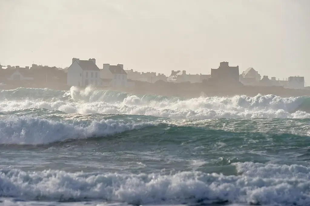 Vagues déferlant sur le littoral breton pendant une tempête