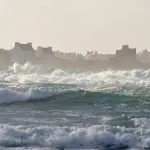 Vagues déferlant sur le littoral breton pendant une tempête