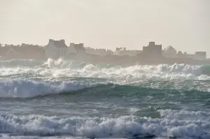 Vagues déferlant sur le littoral breton pendant une tempête