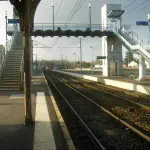 Les voies et les quais de la gare de Charmes en direction de Nancy, en archive de 2008