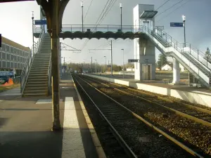 Les voies et les quais de la gare de Charmes en direction de Nancy, en archive de 2008