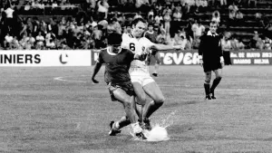 Diego Maradona et Franz Beckenbauer sur un terrain de football en 1980.