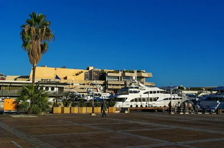 Palais des Festivals de Cannes vu depuis la promenade