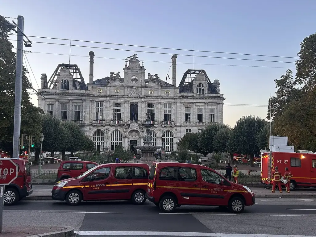 Hôtel de ville de Limoges endommagé au lendemain de l’incendie