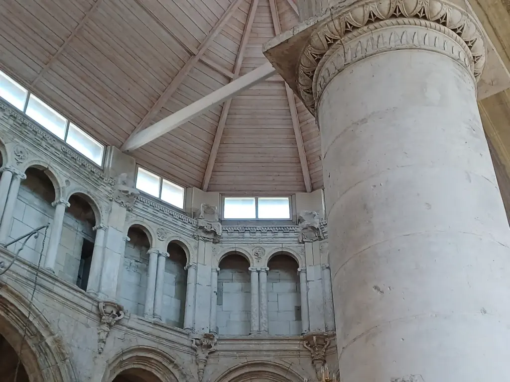 Pilier et galeries de l’abbatiale de Valmont, photographiés en 2023.