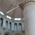 Pilier et galeries de l’abbatiale de Valmont, photographiés en 2023.