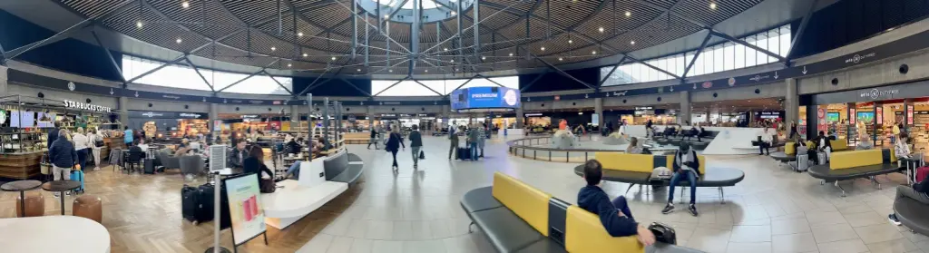 Hall du terminal1 de Lyon Saint-Exupéry, photographie d’archive de mai2023