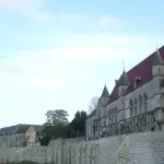 Le palais de justice de Laon au-dessus des remparts, photographie d’archive
