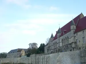 Le palais de justice de Laon au-dessus des remparts, photographie d’archive