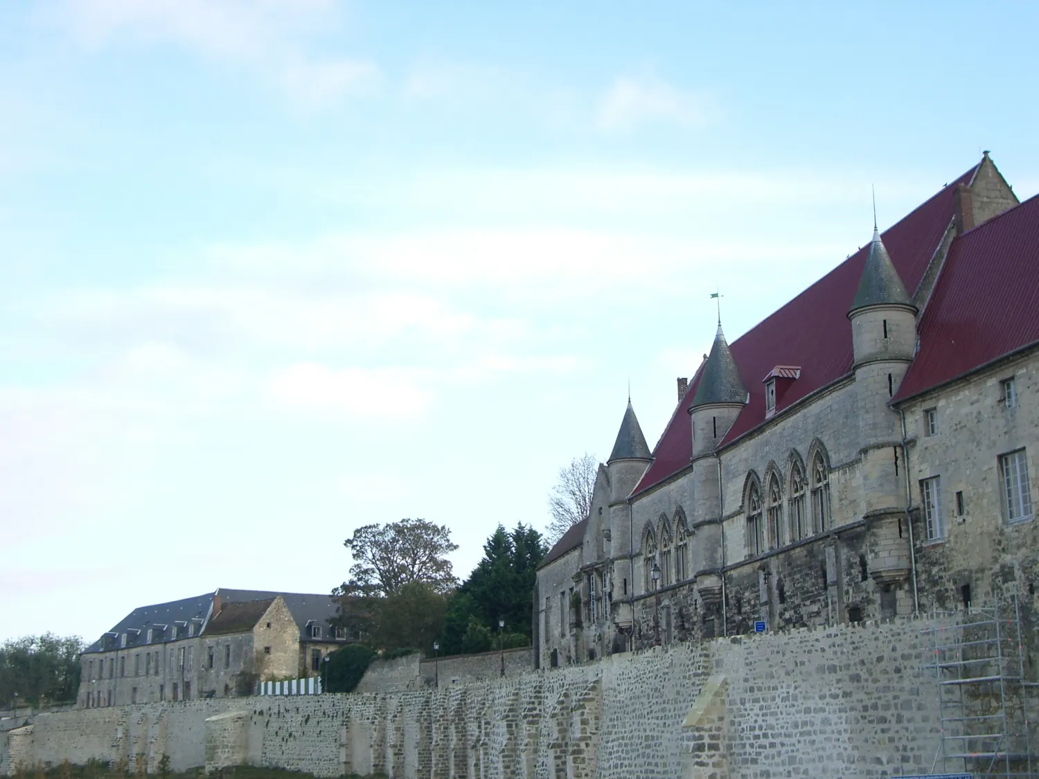 Le palais de justice de Laon au-dessus des remparts, photographie d’archive