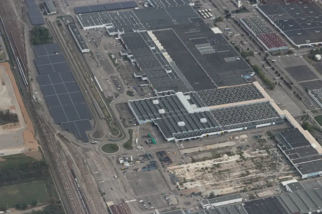 Vue aérienne de l'usine Stellantis de Mulhouse
