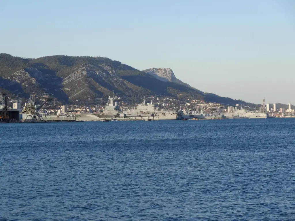 Vue de la base navale de Toulon depuis les hauteurs de La Seyne-sur-Mer