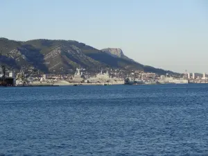 Vue de la base navale de Toulon depuis les hauteurs de La Seyne-sur-Mer