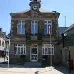 Façade de la mairie de Pleurtuit en Bretagne.