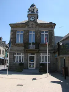 Façade de la mairie de Pleurtuit en Bretagne.