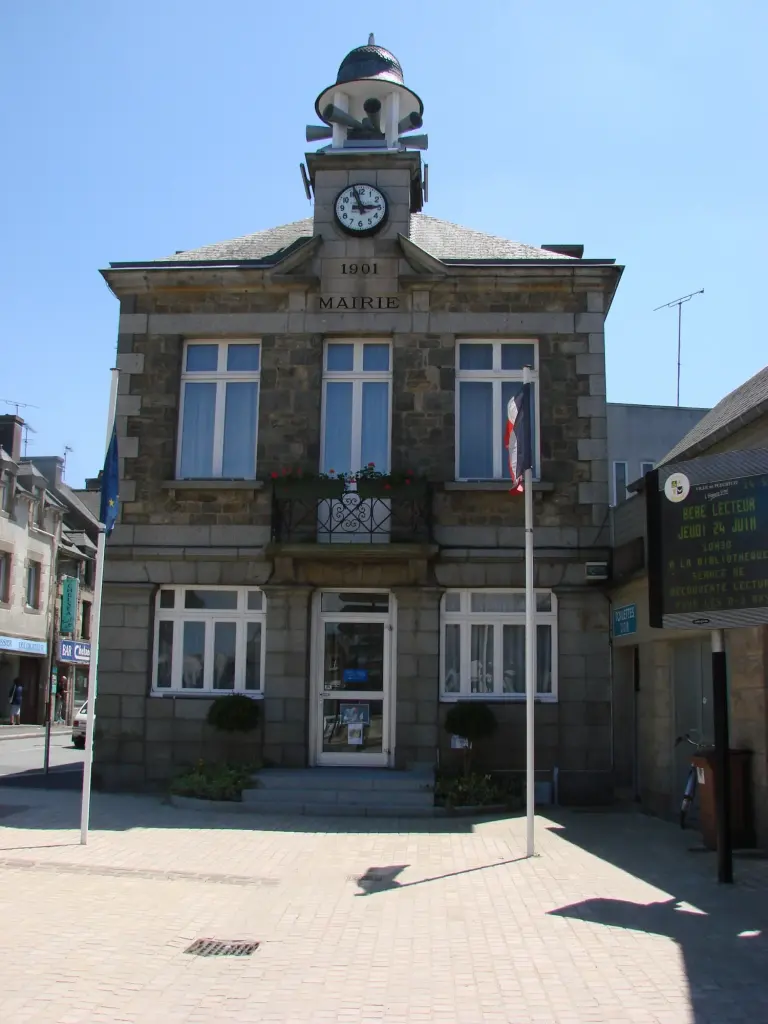 Façade de la mairie de Pleurtuit en Bretagne.