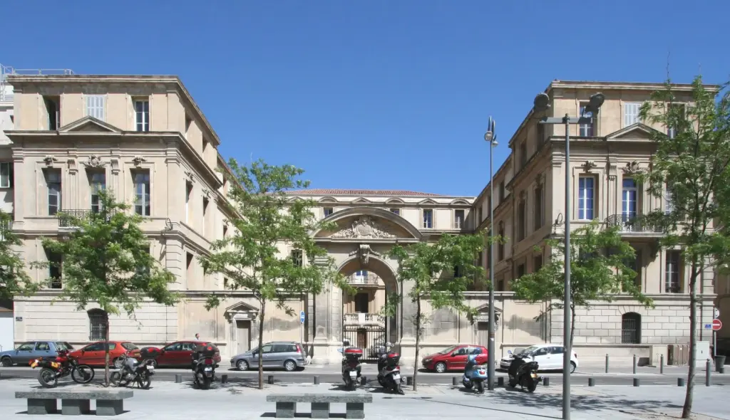 Façade de l’hôtel de police de Marseille, dit l’Évêché, en 2011