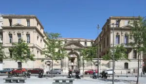 Façade de l’hôtel de police de Marseille, dit l’Évêché, en 2011